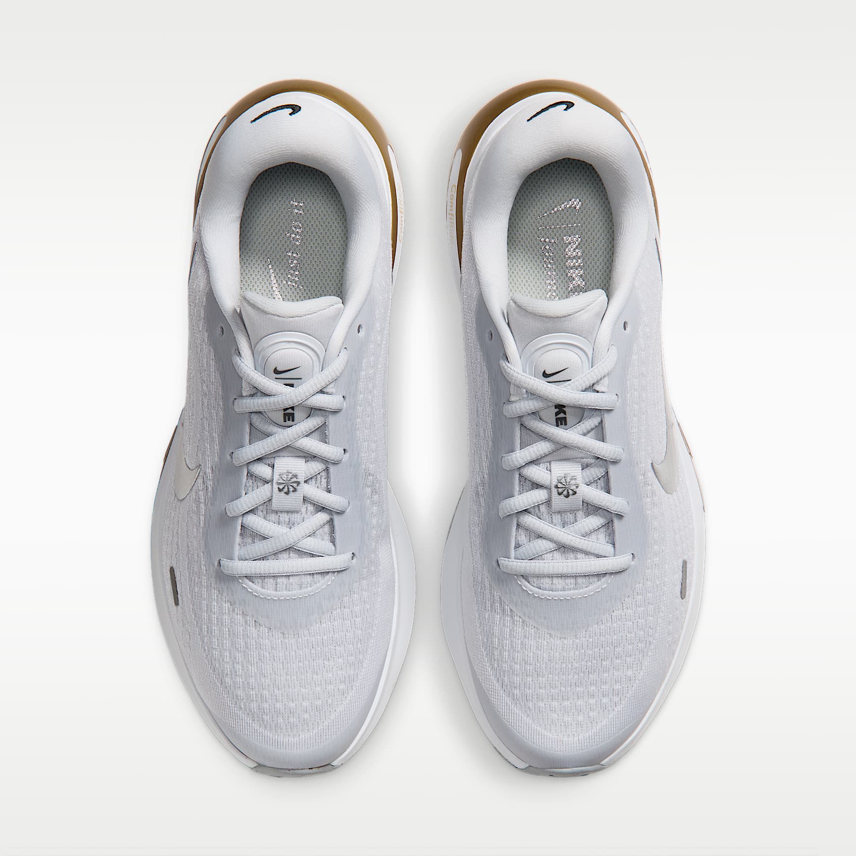 Nike Journey Run Straßenlaufschuh für Damen – Pure Platinum/Metallic Gold/Off White/Metallic Silver