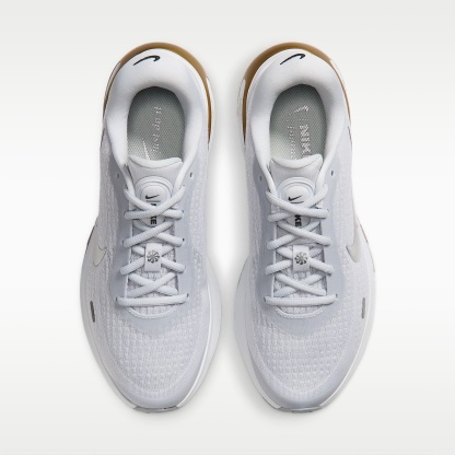 Nike Journey Run Straßenlaufschuh für Damen – Pure Platinum/Metallic Gold/Off White/Metallic Silver