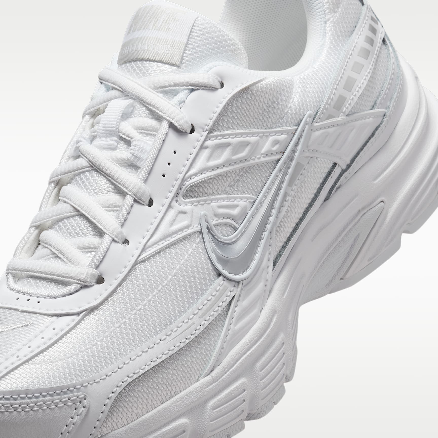 Nike Initiator Damenschuh – Weiß/Photon Dust/Metallic Silver