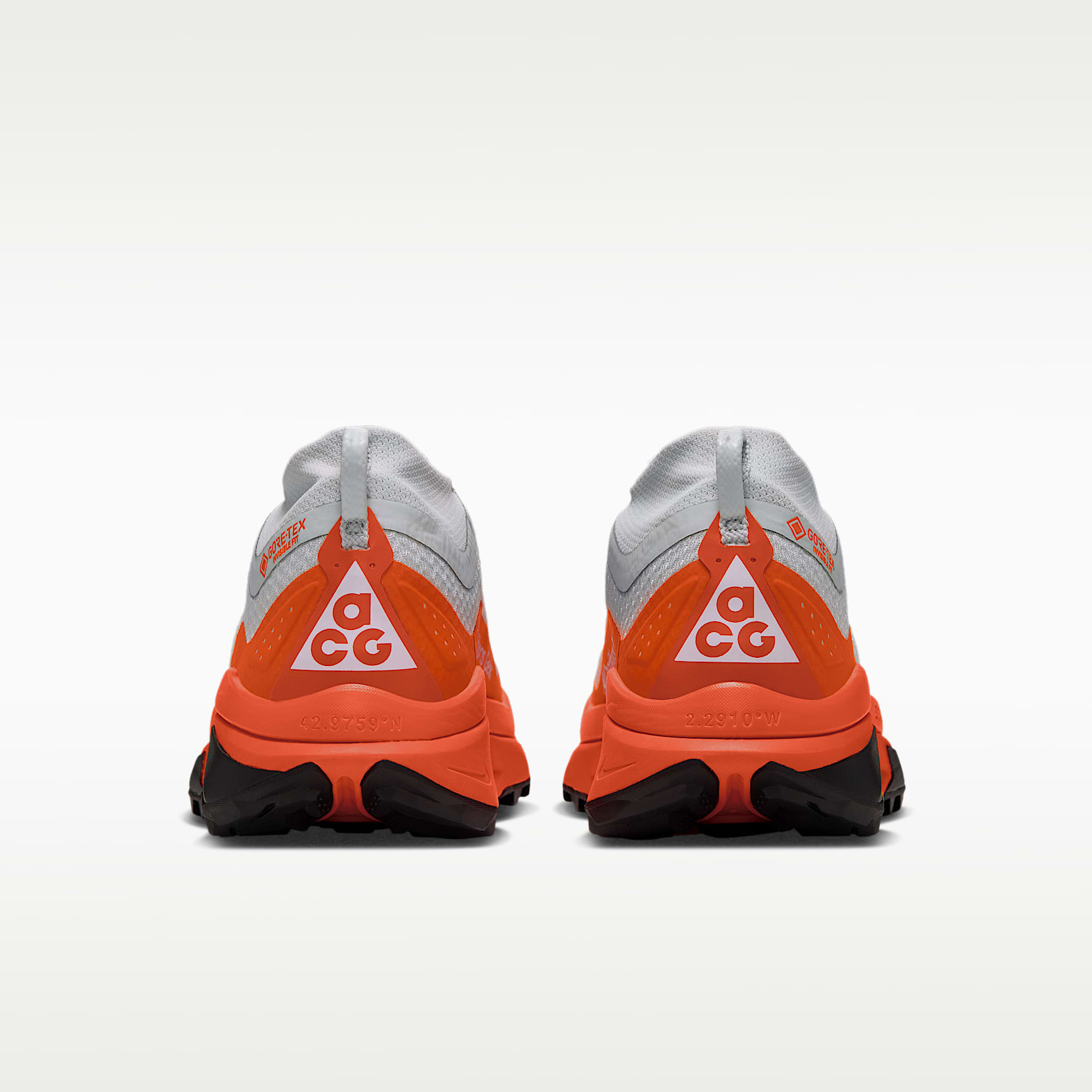ACG Zegama Trail GORE-TEX wasserdichter Traillaufschuh (Damen) – Light Silver/Safety Orange/Schwarz/Summit White