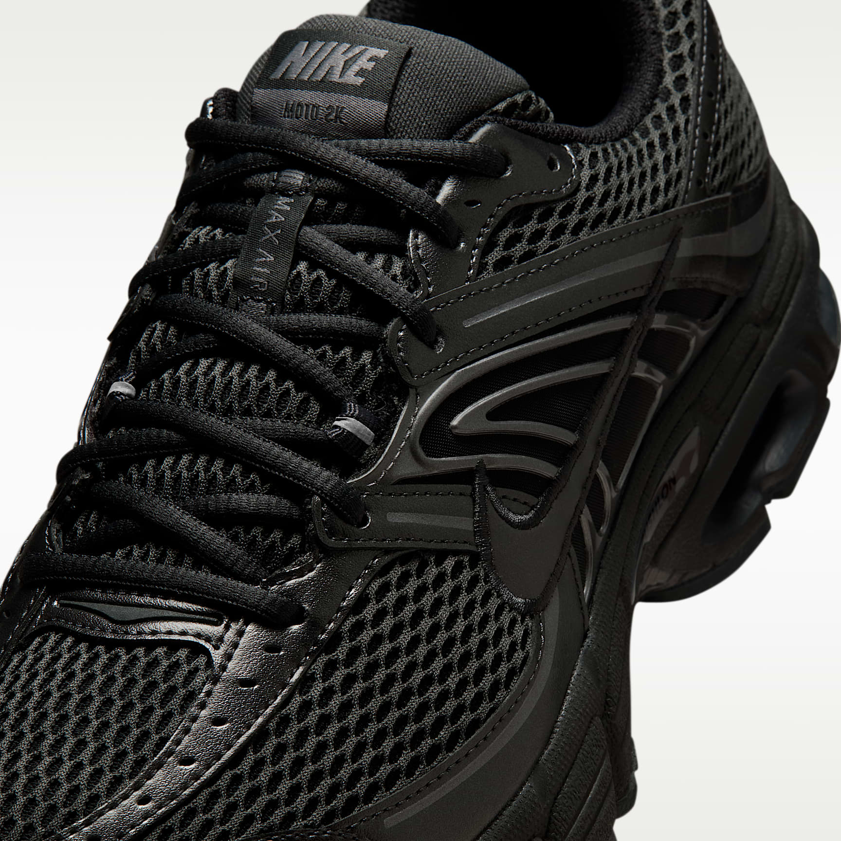 Nike Air Max Moto 2K Schuh (Herren) – Schwarz/Metallic Dark Grey/Dark Smoke Grey