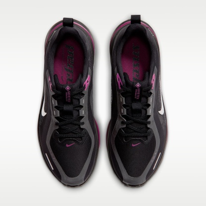 Nike Pegasus 42 GORE-TEX wasserdichter Straßenlaufschuh (Damen) – Schwarz/True Berry/Metallic Silver