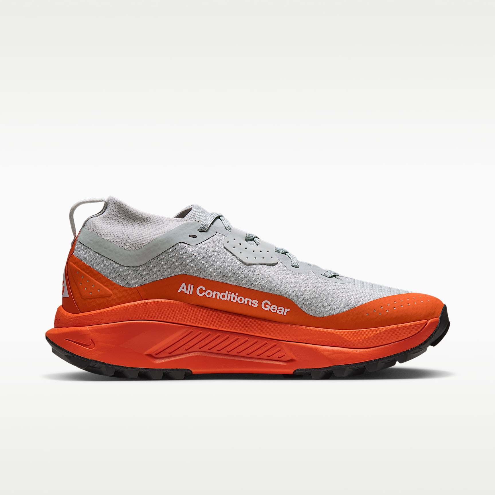 ACG Zegama Trail GORE-TEX wasserdichter Traillaufschuh (Herren) – Light Silver/Safety Orange/Schwarz/Summit White