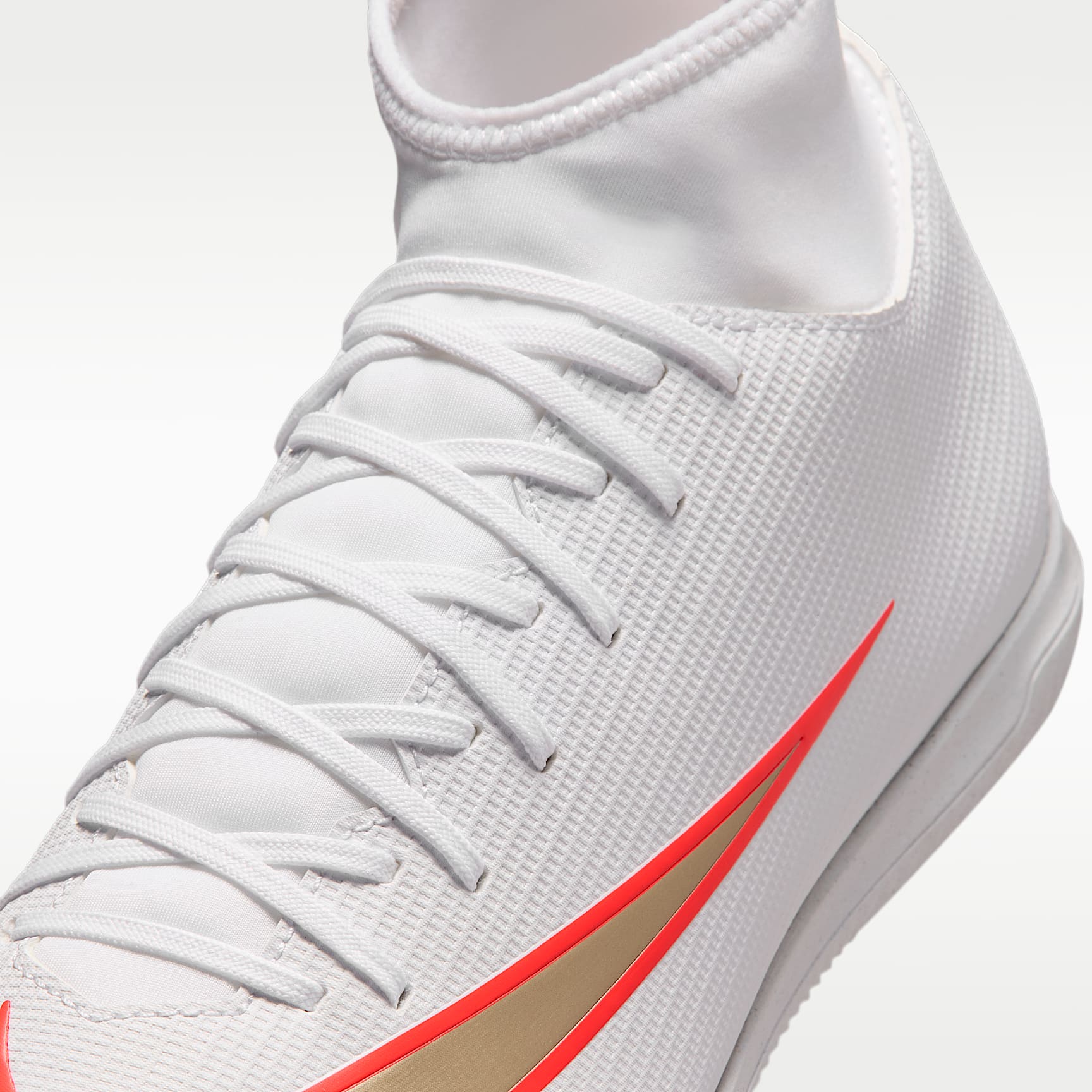 Nike Mercurial Superfly 11 Club High-Top-Fußballschuh für Hallen- und Hartplätze – Weiß/Bright Crimson/Blur