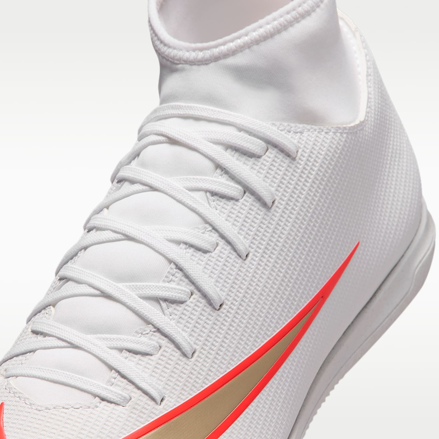 Nike Mercurial Superfly 11 Club High-Top-Fußballschuh für Hallen- und Hartplätze – Weiß/Bright Crimson/Blur