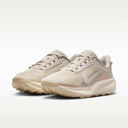 Nike ACG Pegasus Trail Traillaufschuh (Damen) – Cream II/Light Orewood Brown/Safety Orange/Cream II