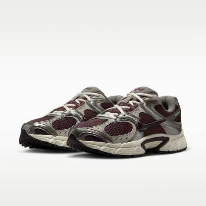 Nike V5 RNR Schuh mit reflektierenden Akzenten (Damen) – Burgundy Crush/College Grey/Light Orewood Brown/Schwarz