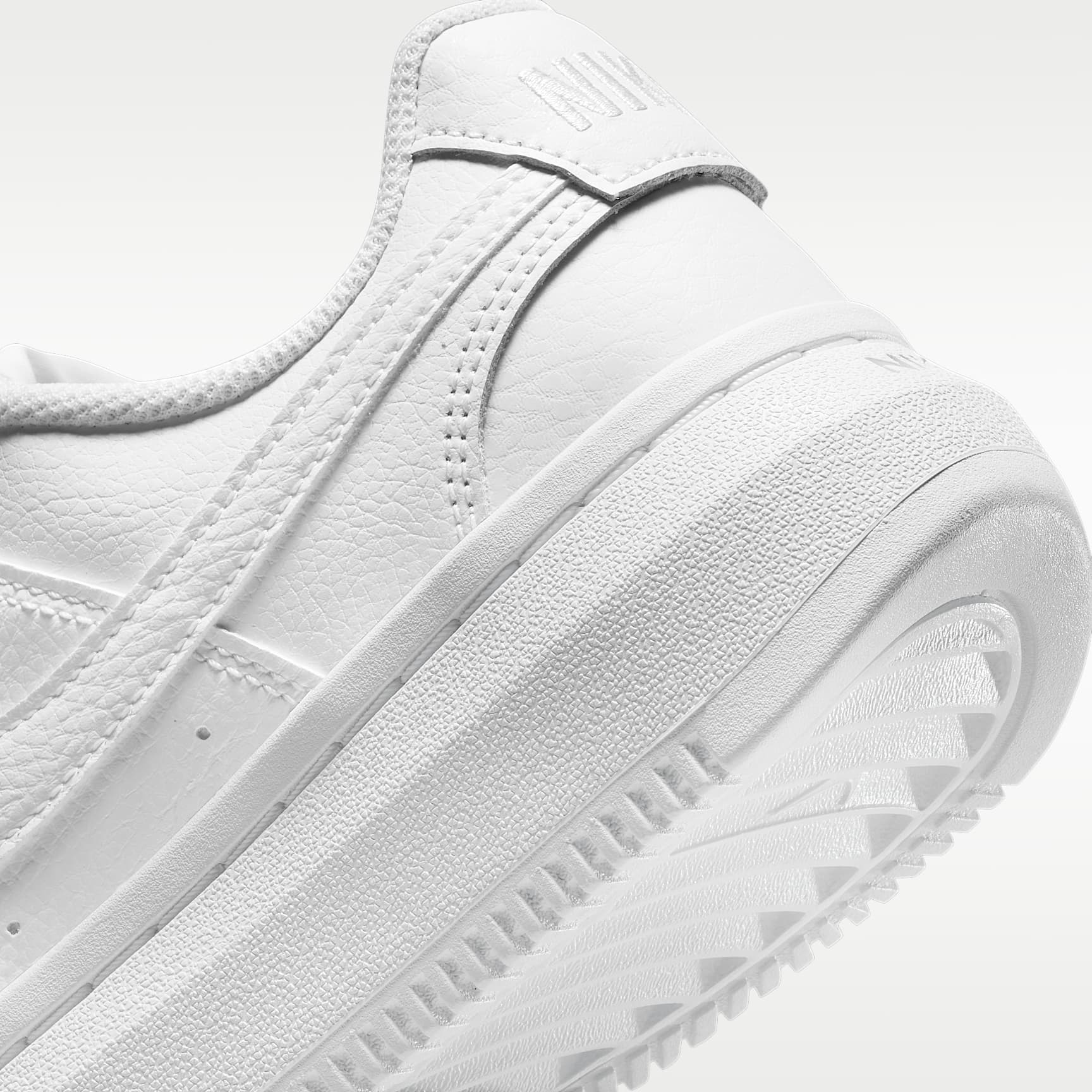 Nike Court Vision Alta Schuh (Damen) – Weiß/Weiß/Weiß