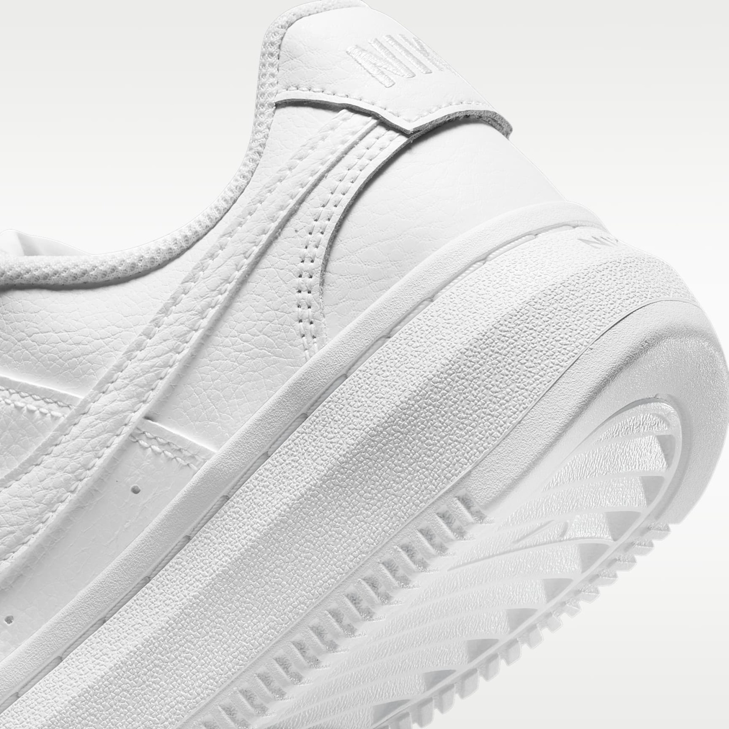 Nike Court Vision Alta Schuh (Damen) – Weiß/Weiß/Weiß