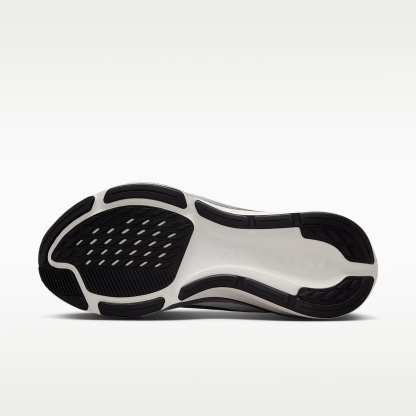Nike Pegasus 42 Straßenlaufschuh (Damen) – Summit White/Sail/Schwarz/Metallic Silver