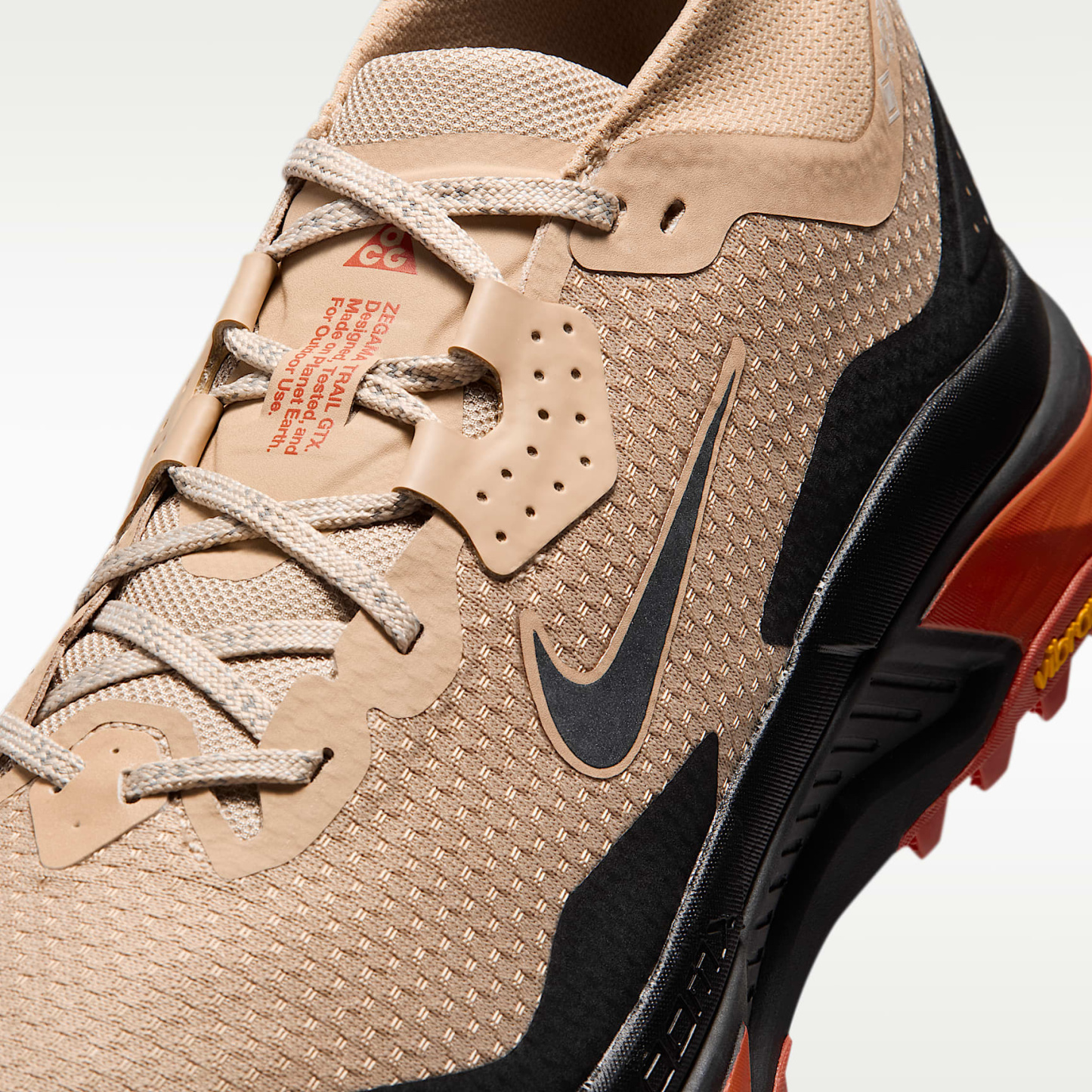 ACG Zegama Trail GORE-TEX wasserdichter Traillaufschuh (Herren) – Linen/Light Crimson/Light Orewood Brown/Schwarz