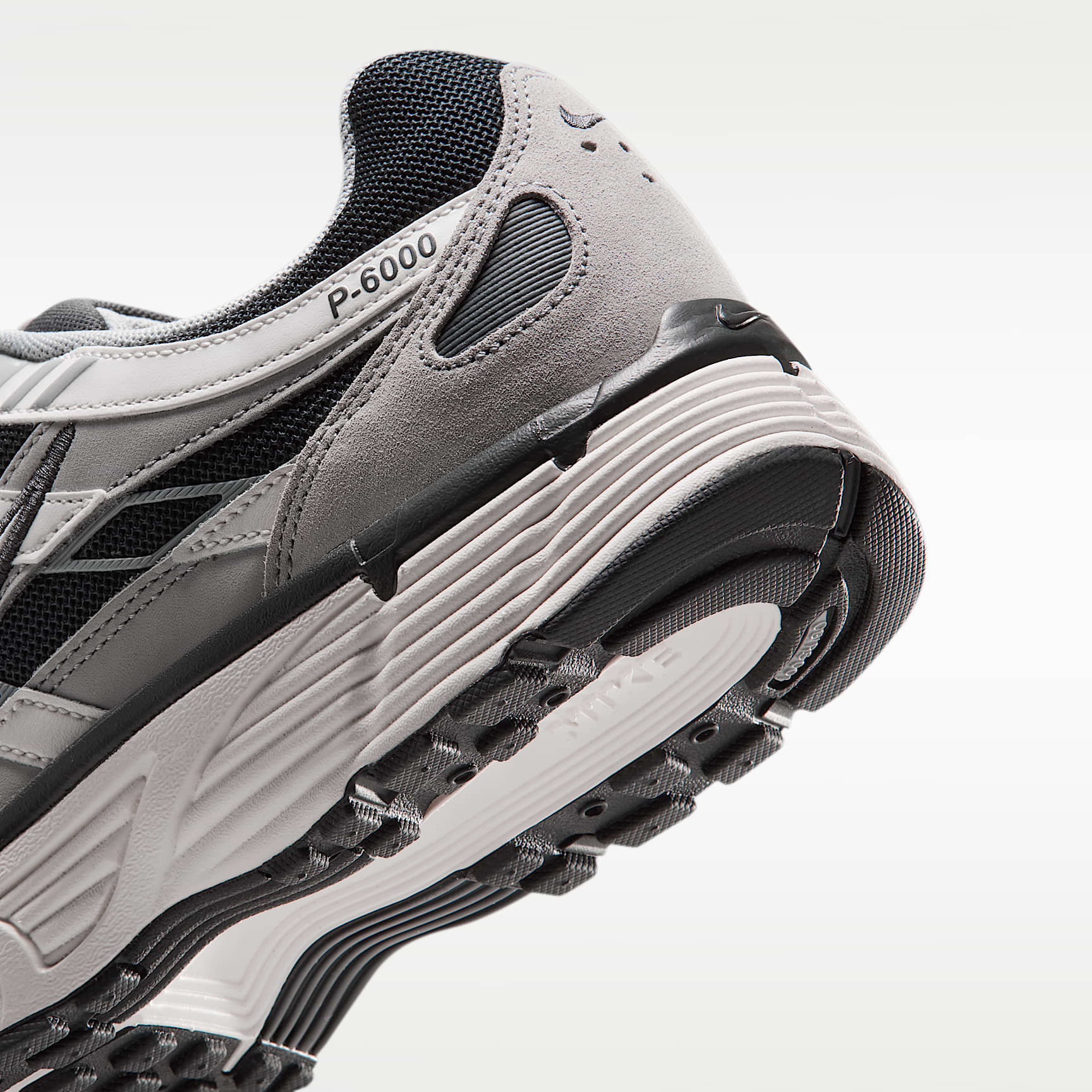 Nike P-6000 Schuh (Herren) – Light Smoke Grey/Anthracite/Schwarz/Sail