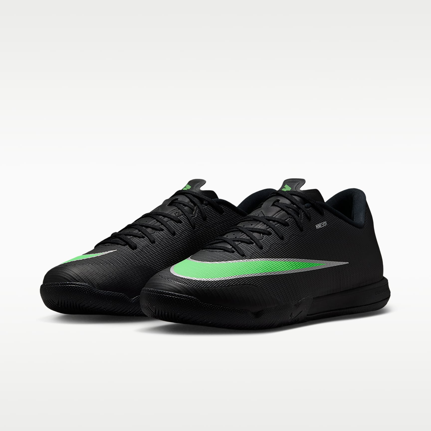 Nike Mercurial Vapor 17 Academy Low-Top-Fußballschuh für Hallen- und Hartplätze – Schwarz/Schwarz/Illusion Green
