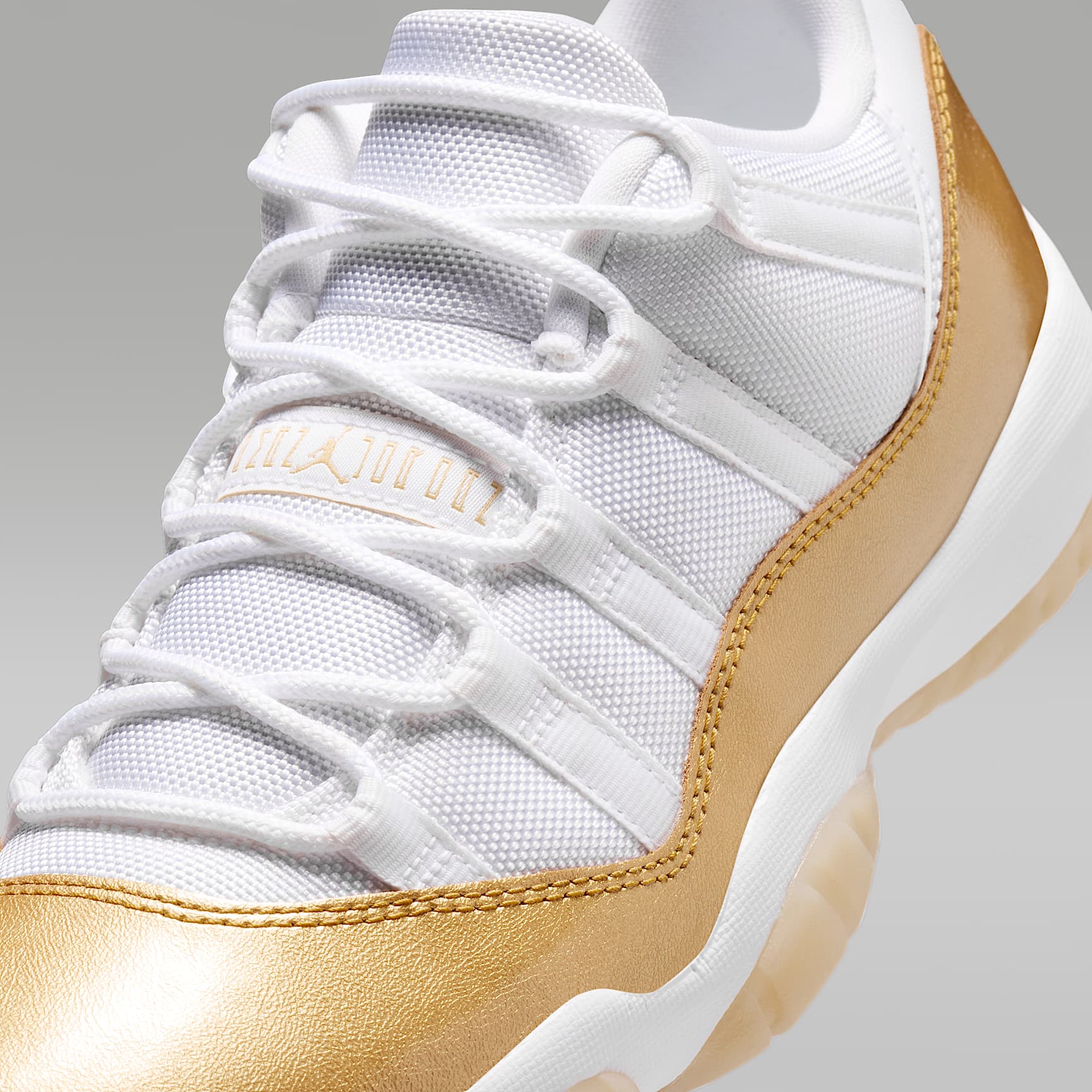 Air Jordan 11 Low "Mother's Day" Schuh (Damen) – Weiß/Team Gold/Metallic Gold