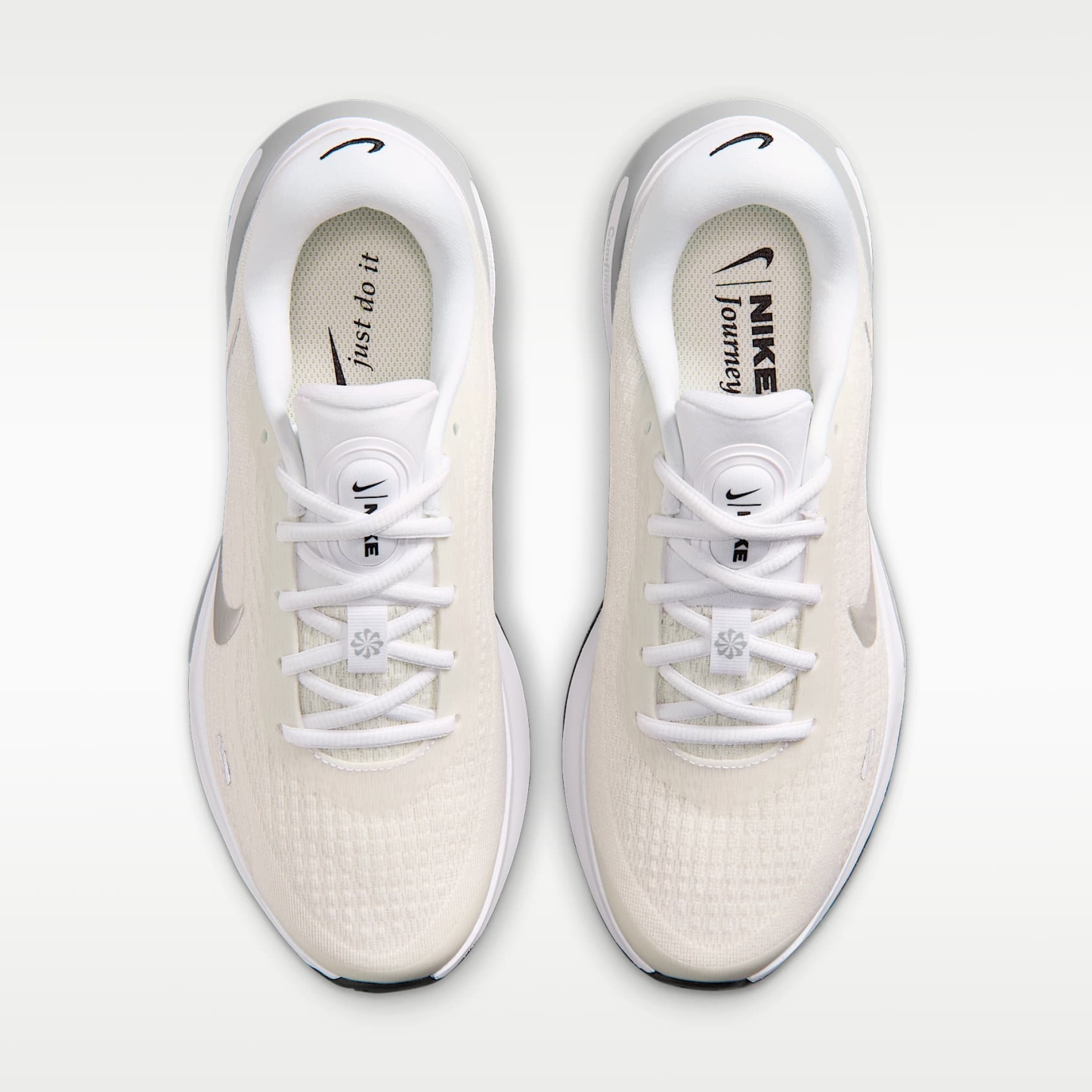 Nike Journey Run Straßenlaufschuh für Damen – Weiß/Sail/Schwarz/Metallic Silver
