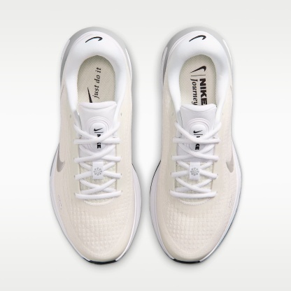 Nike Journey Run Straßenlaufschuh für Damen – Weiß/Sail/Schwarz/Metallic Silver