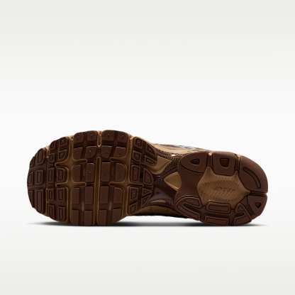 Nike Air Max Moto 2K Schuh mit reflektierenden Akzenten (Damen) – Light British Tan/Cacao Wow/Metallic Silver/Dark Driftwood