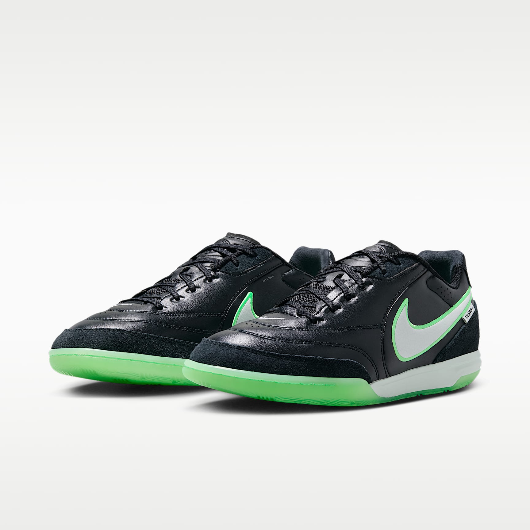 Nike Tiempo Streetgato Low-Top-Fußballschuh für Hallen- und Hartplätze – Schwarz/Schwarz/Illusion Green