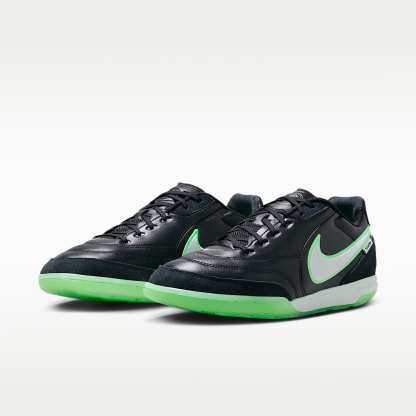 Nike Tiempo Streetgato Low-Top-Fußballschuh für Hallen- und Hartplätze – Schwarz/Schwarz/Illusion Green