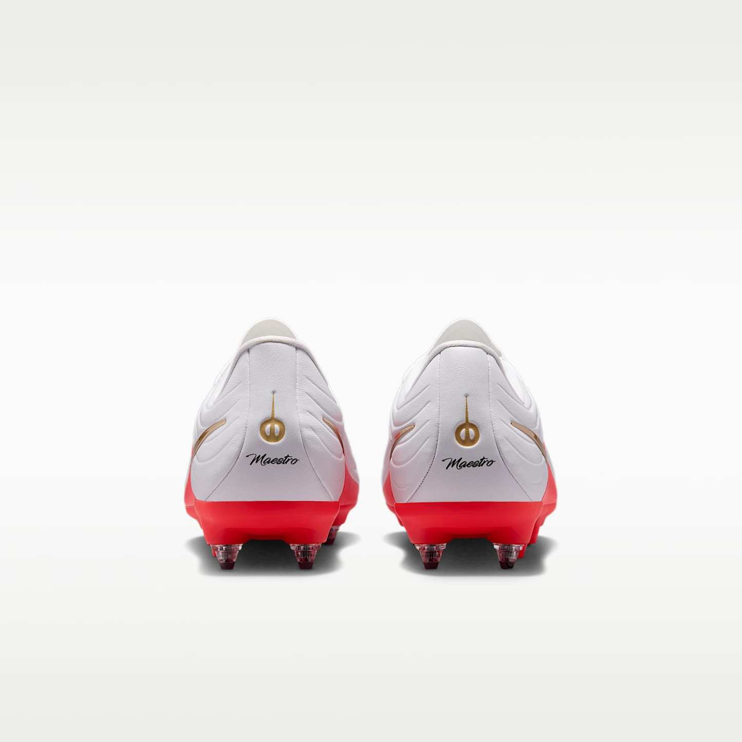 Nike Tiempo Maestro Academy Low Top Fußballschuh für weichen Rasen – Weiß/Bright Crimson/Blur