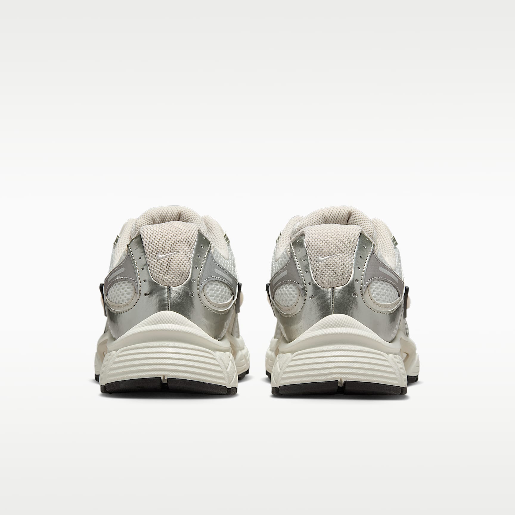 Nike V5 RNR Schuh mit reflektierenden Akzenten (Damen) – Summit White/Sail/Schwarz/Light Orewood Brown