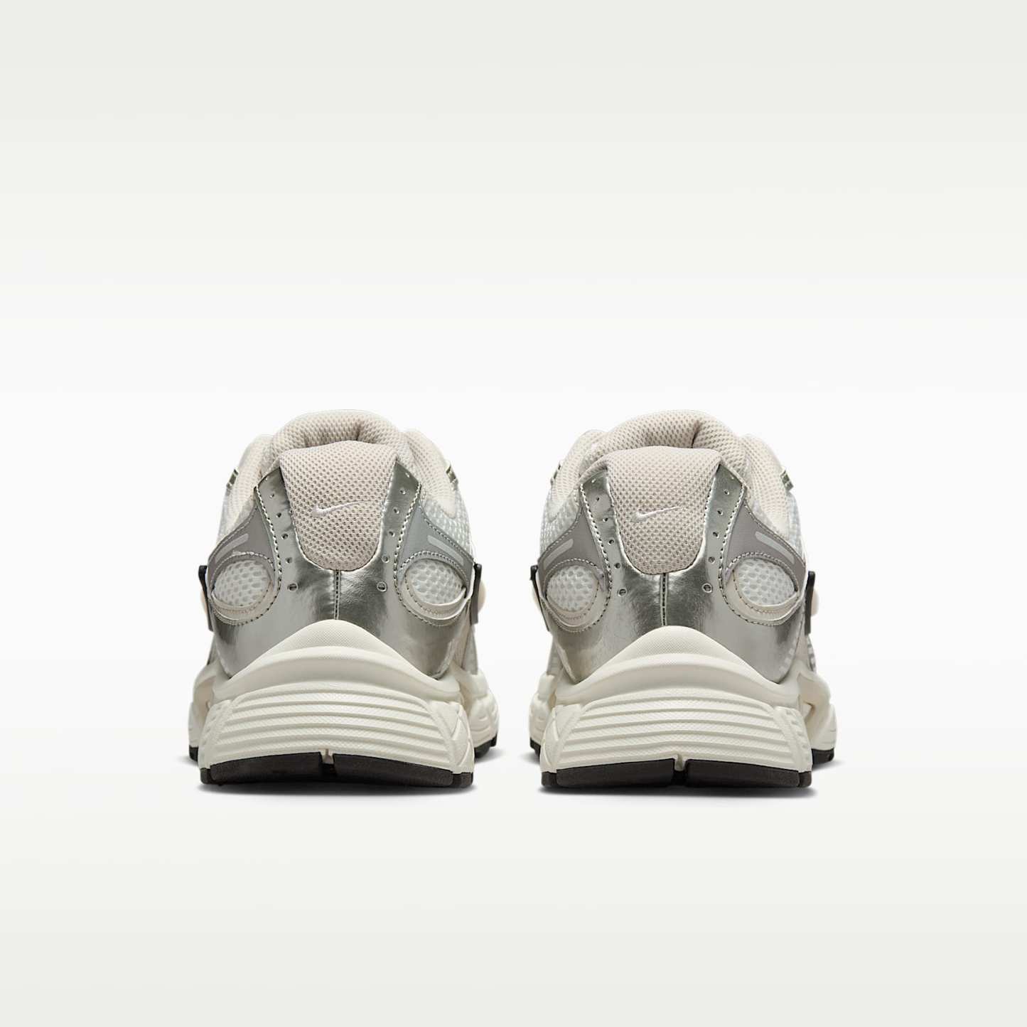 Nike V5 RNR Schuh mit reflektierenden Akzenten (Damen) – Summit White/Sail/Schwarz/Light Orewood Brown