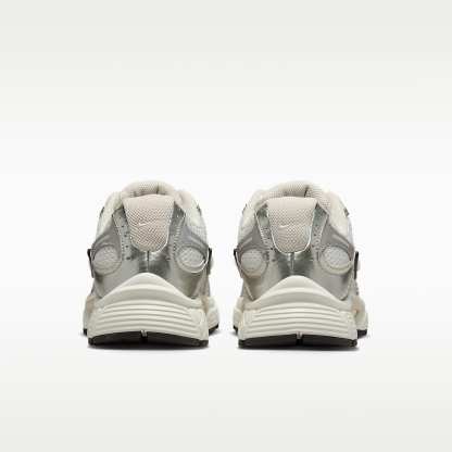 Nike V5 RNR Schuh mit reflektierenden Akzenten (Damen) – Summit White/Sail/Schwarz/Light Orewood Brown