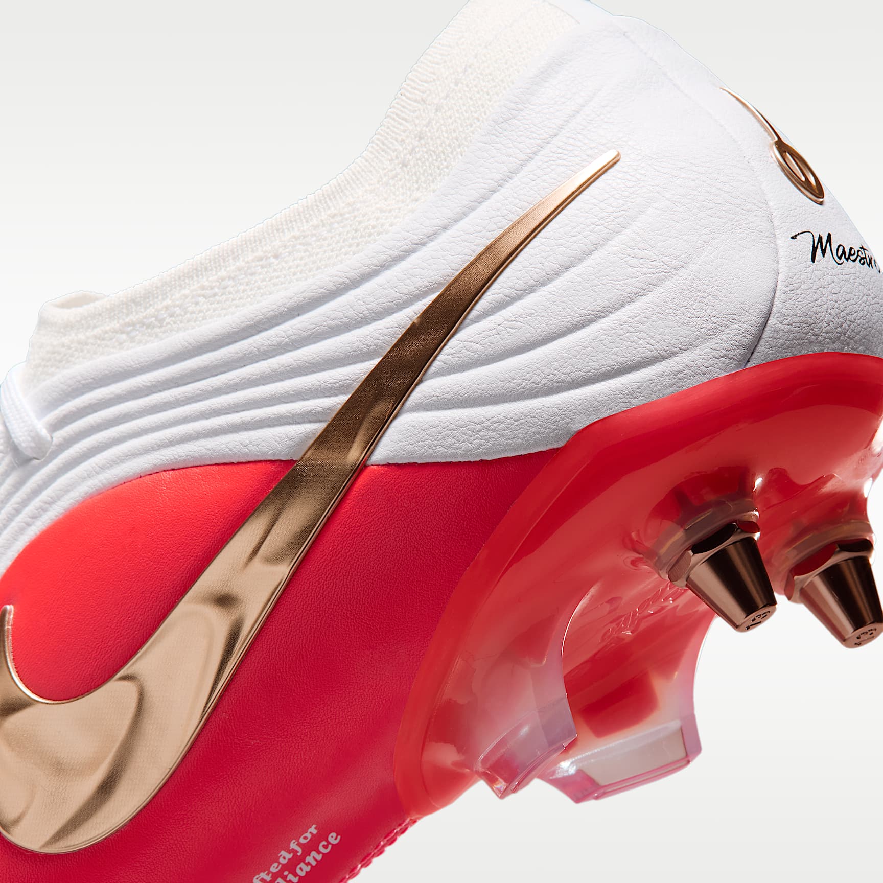Nike Tiempo Maestro Elite Low Top Fußballschuh für weichen Rasen – Weiß/Bright Crimson/Blur