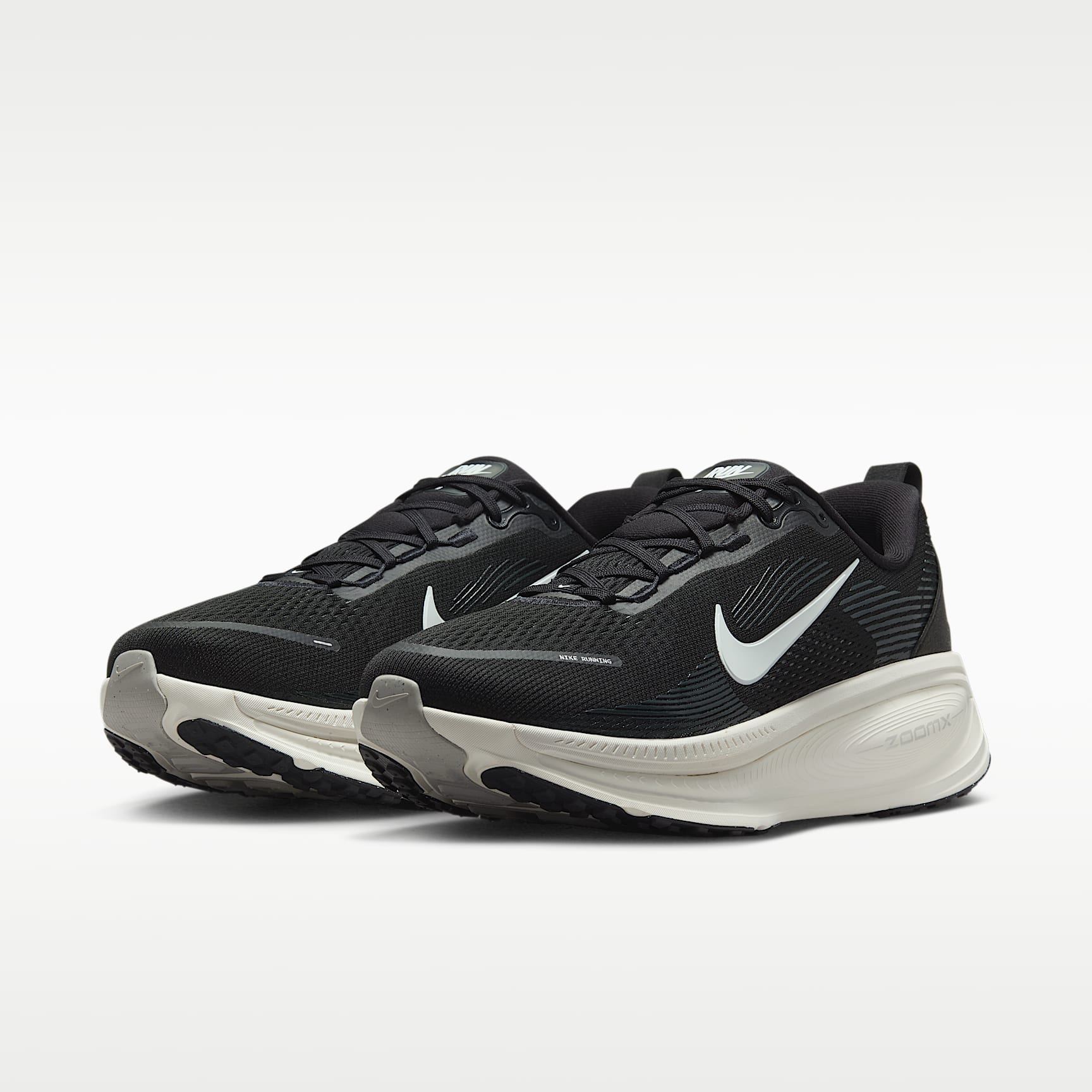 Nike Vomero 18 Herren-Laufschuh (weit) – Schwarz/Coconut Milk/Light Iron Ore/Summit White