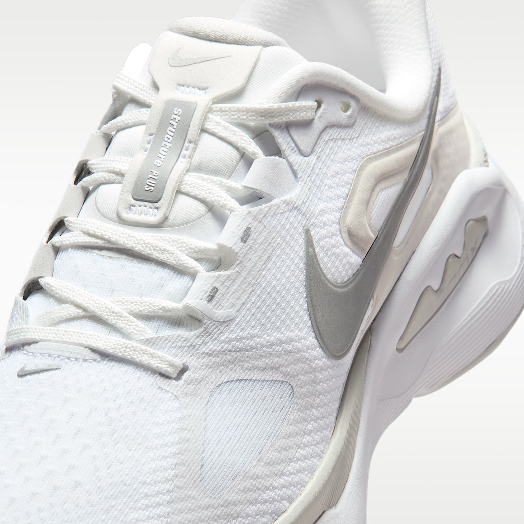 Nike Structure Plus Straßenlaufschuh (Damen) – Weiß/Photon Dust/Metallic Silver