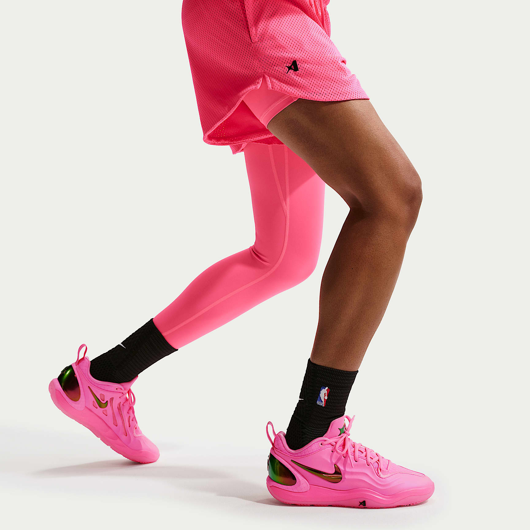 A'Two "Pinkies Up" A'ja Wilson Basketballschuh – Pink Beam/Schwarz
