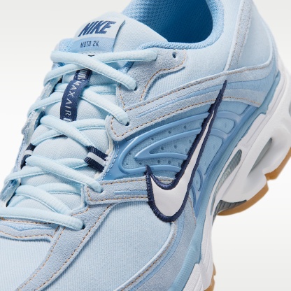 Nike Air Max Moto 2K Schuh (Herren) – Light Armory Blue/Work Blue/Gum Light Brown/Weiß