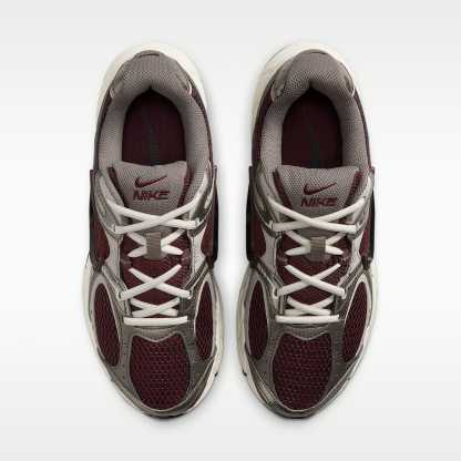 Nike V5 RNR Schuh mit reflektierenden Akzenten (Damen) – Burgundy Crush/College Grey/Light Orewood Brown/Schwarz