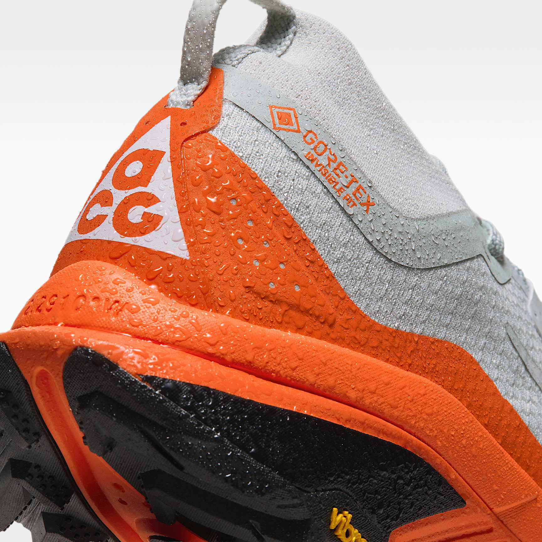 ACG Zegama Trail GORE-TEX wasserdichter Traillaufschuh (Herren) – Light Silver/Safety Orange/Schwarz/Summit White
