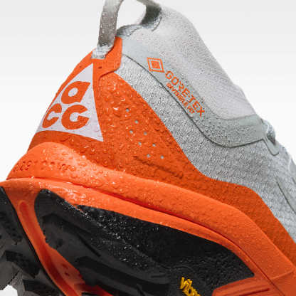 ACG Zegama Trail GORE-TEX wasserdichter Traillaufschuh (Herren) – Light Silver/Safety Orange/Schwarz/Summit White