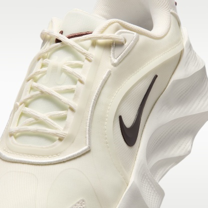Nike Aura Edge Schuh (Damen) – Sail/Chocolate