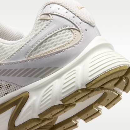 Nike V5 RNR Schuh mit reflektierenden Akzenten (Damen) – Sail/Parachute Beige/Light Orewood Brown/Sail
