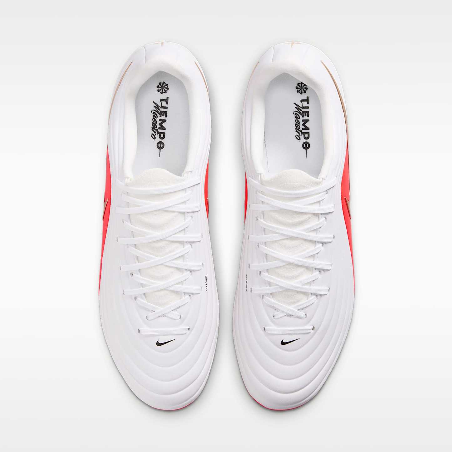Nike Tiempo Maestro Academy Low Top Fußballschuh für verschiedene Böden – Weiß/Bright Crimson/Blur