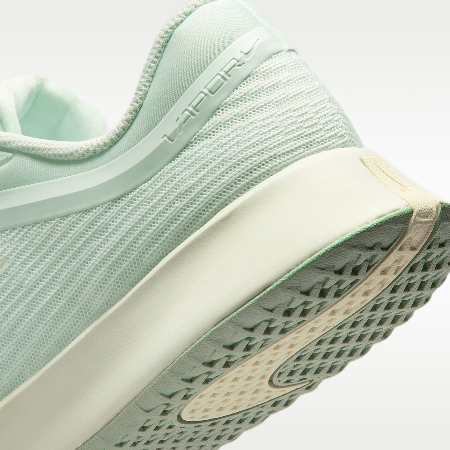 Nike Vapor Pro 3 Tennisschuh für Hartplätze (Damen) – Barely Green/Sea Glass/Steam/Coconut Milk