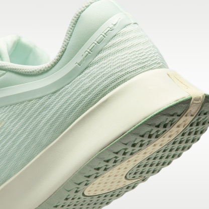 Nike Vapor Pro 3 Tennisschuh für Hartplätze (Damen) – Barely Green/Sea Glass/Steam/Coconut Milk