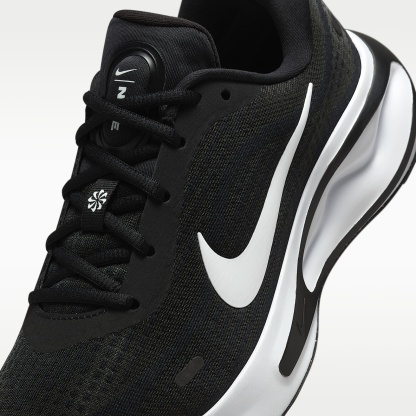 Nike Journey Run Straßenlaufschuh für Damen – Schwarz/Weiß