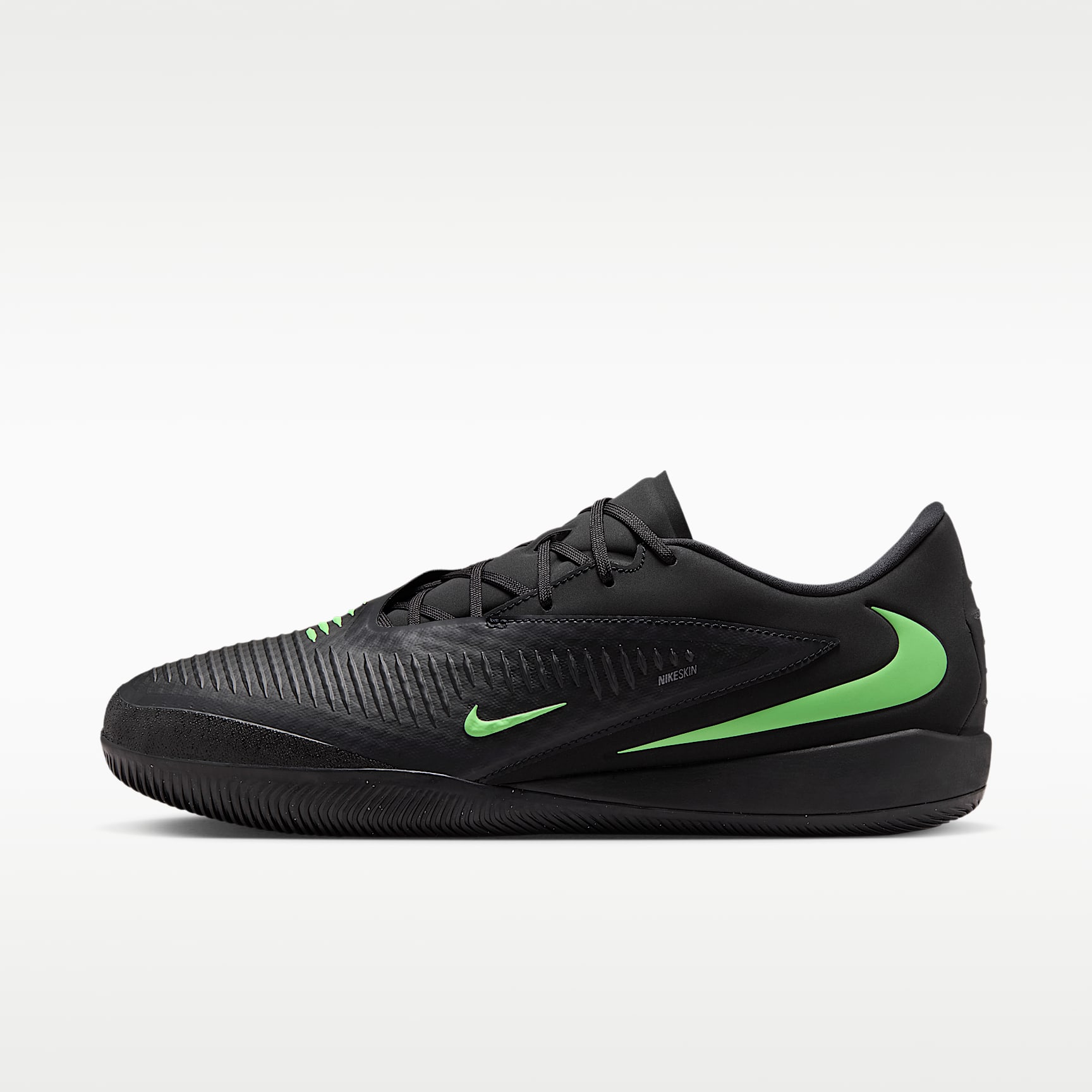 Nike Phantom 6 Low Academy Fußballschuh für Hallen- und Hartplätze – Schwarz/Schwarz/Illusion Green