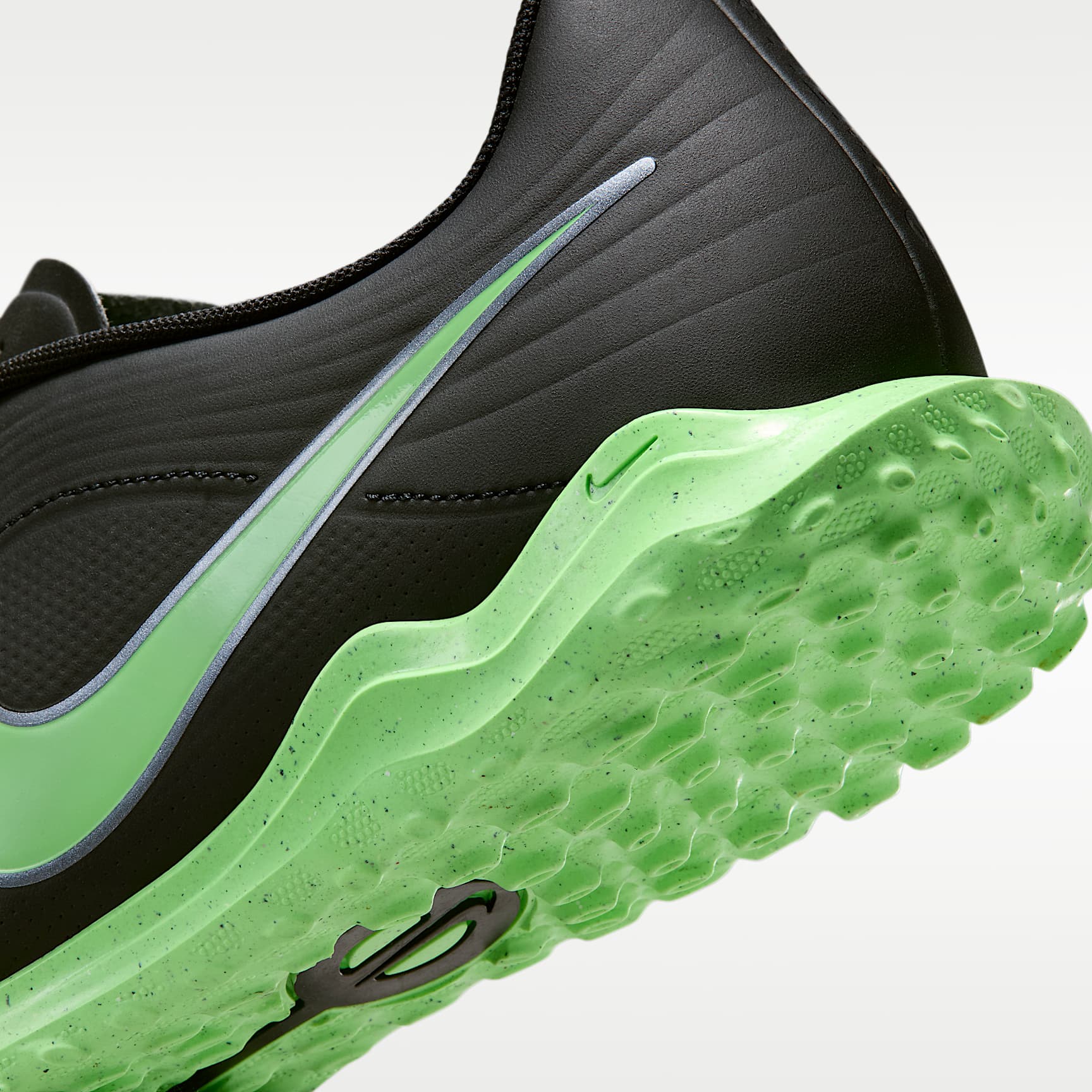Nike Tiempo Maestro Club Low-Top-Fußballschuh für Turf – Schwarz/Schwarz/Illusion Green
