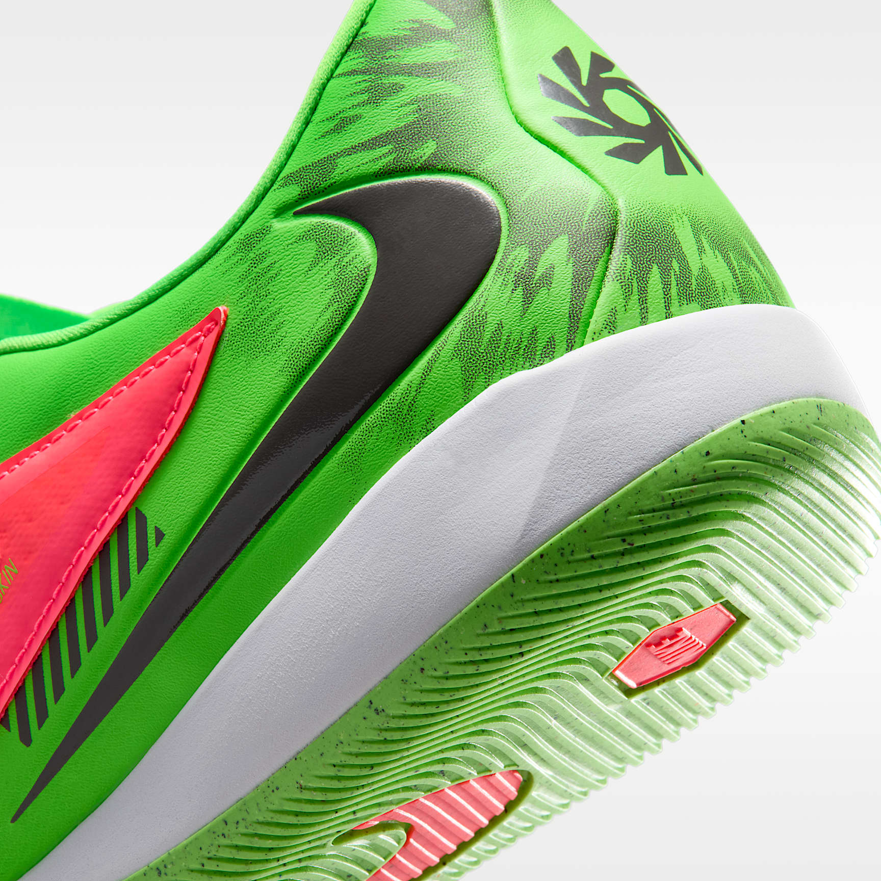 Nike Phantom 6 Low Academy "Erling Haaland" Fußballschuh für Hallen- und Hartplätze – Hot Punch/Green Strike/Schwarz