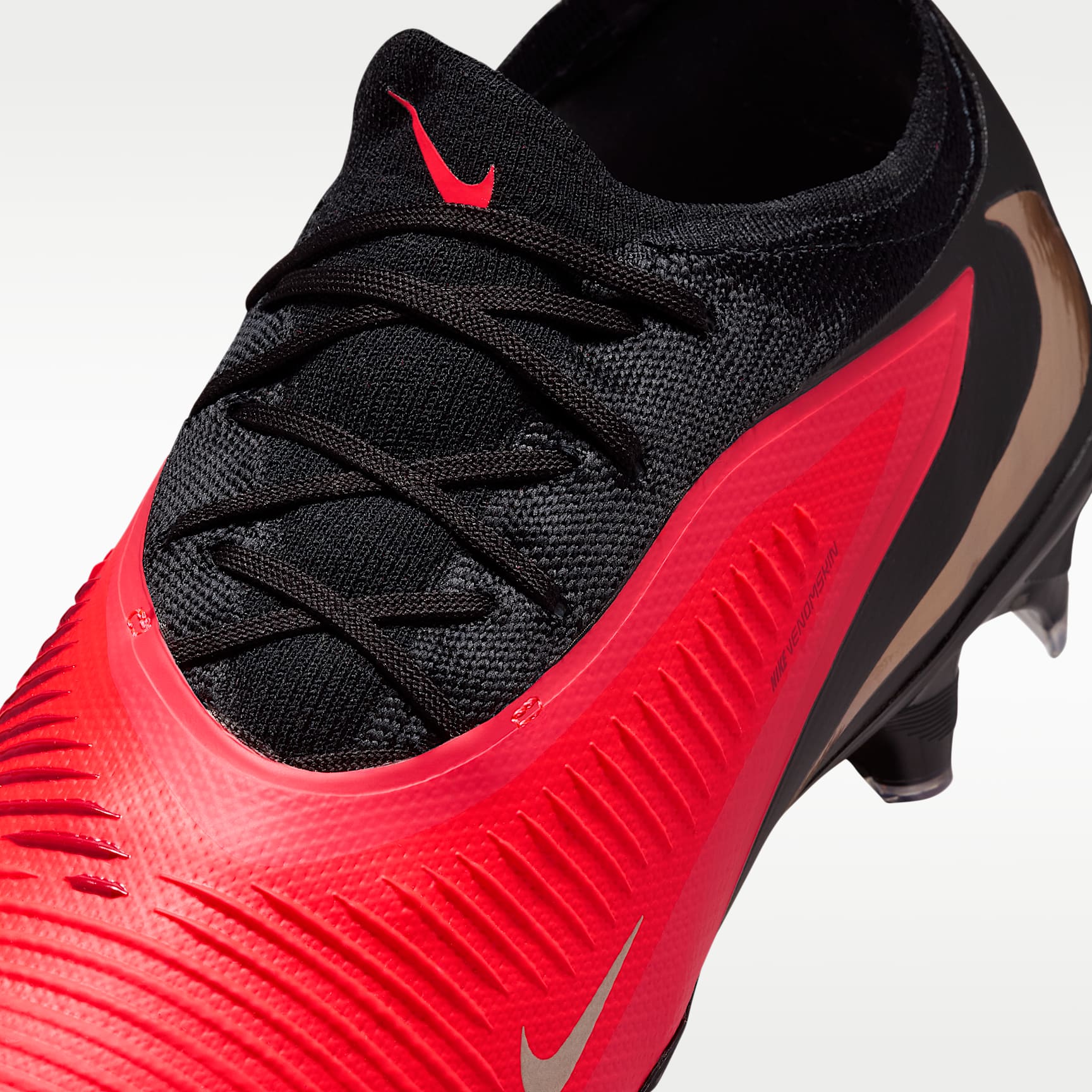Nike Phantom 6 Low Pro Fußballschuh für normalen Rasen – Bright Crimson/Bright Crimson/Schwarz