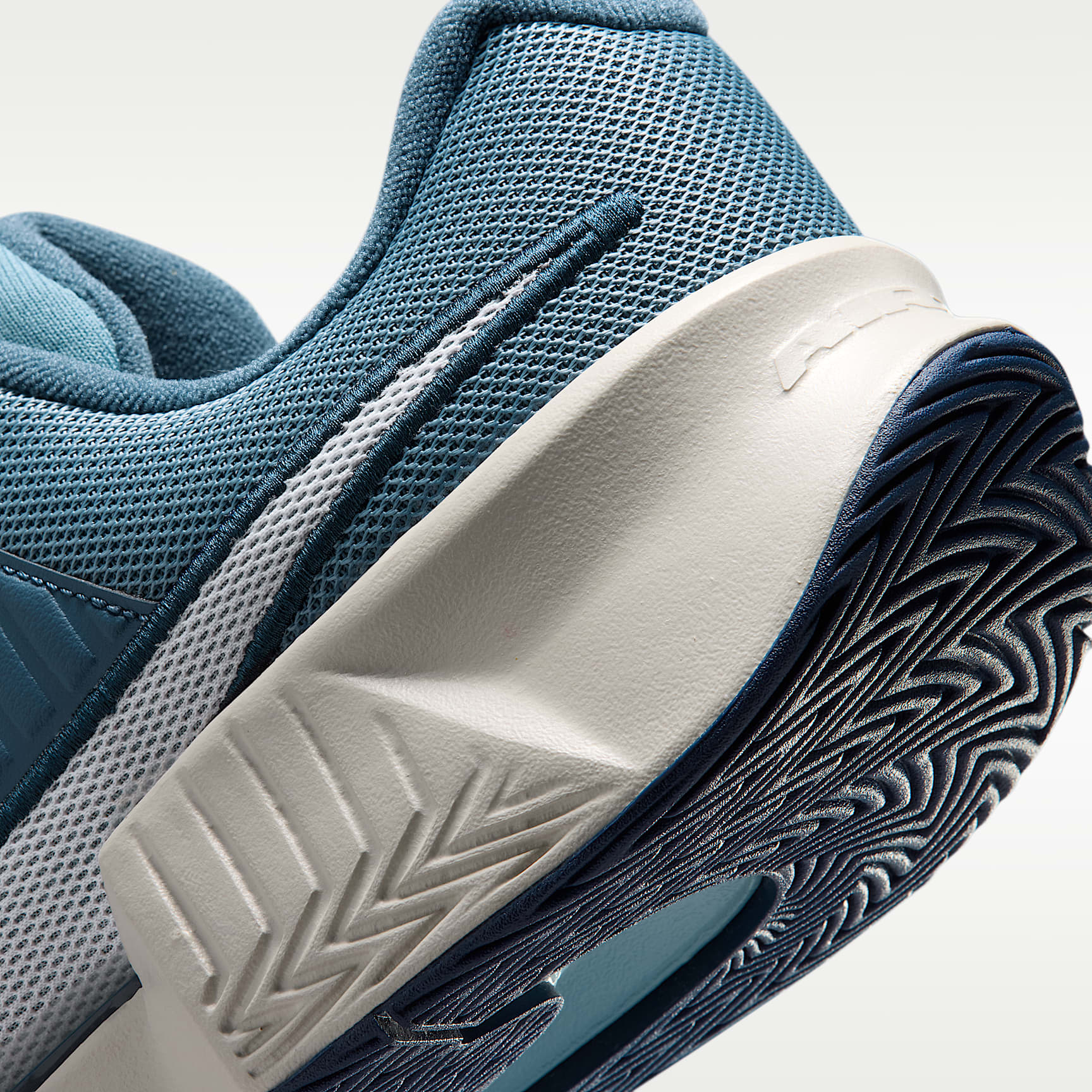 Nike GP Challenge Pro Herren-Tennisschuh für Hartplätze – Smokey Blue/Light Bone/New Slate/Weiß