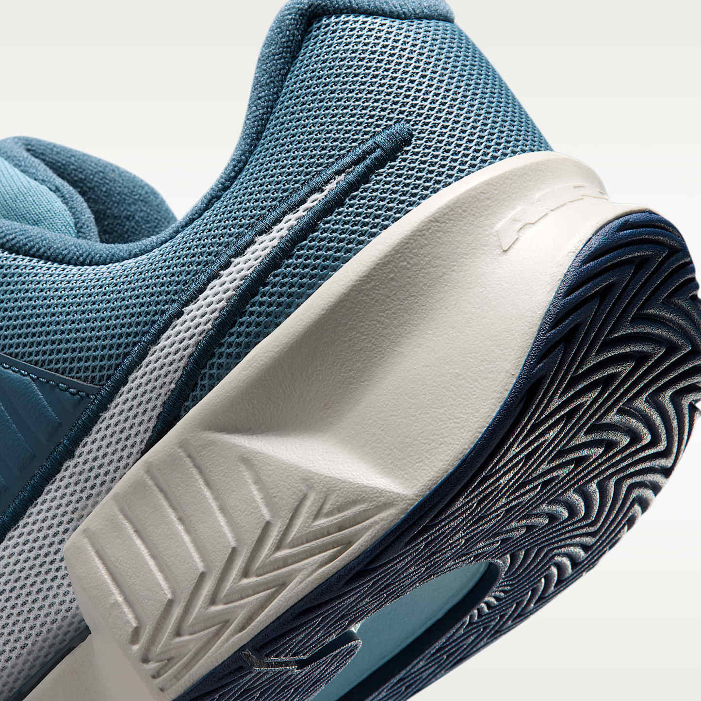 Nike GP Challenge Pro Herren-Tennisschuh für Hartplätze – Smokey Blue/Light Bone/New Slate/Weiß