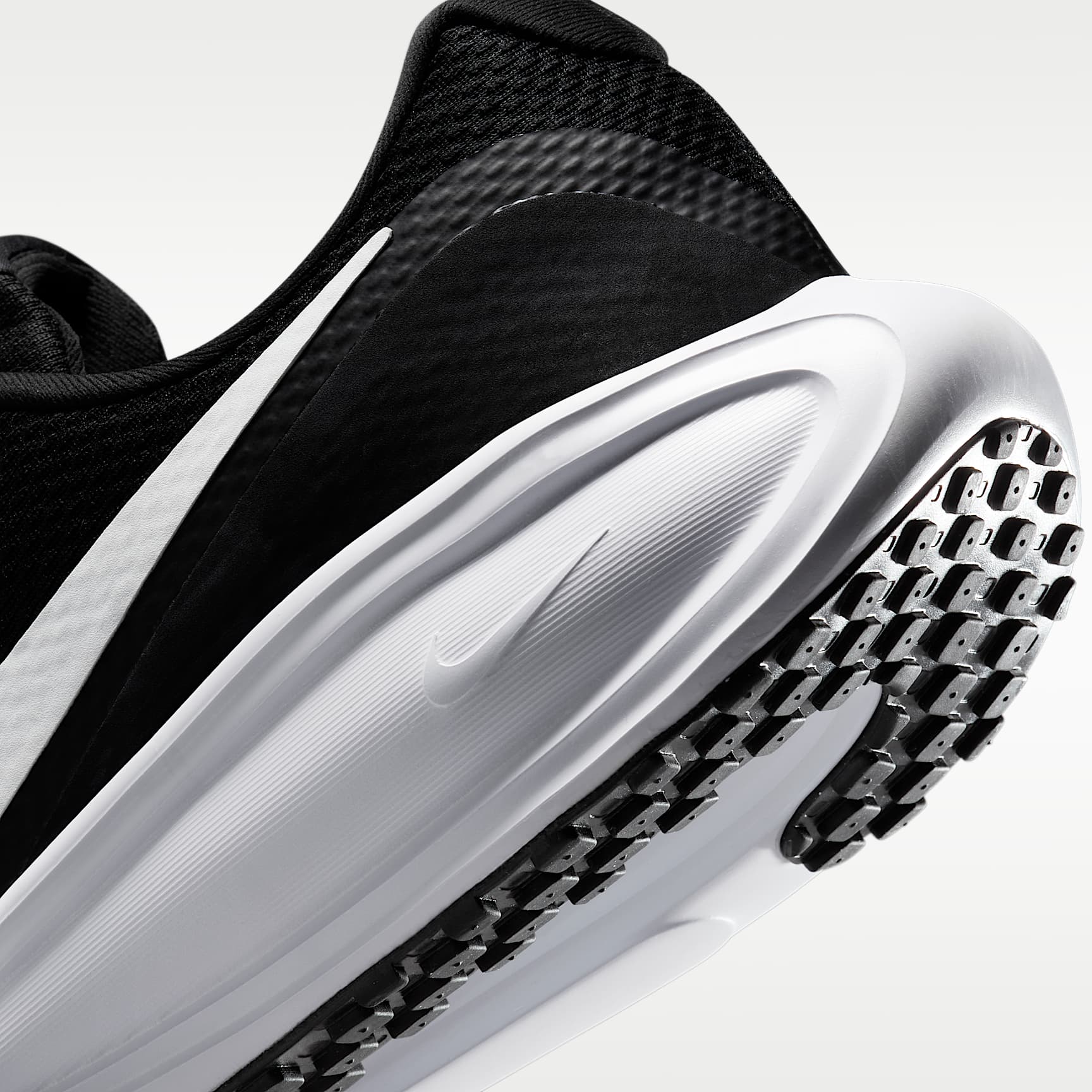 Nike Revolution 8 Straßenlaufschuh (Herren, weit) – Schwarz/Schwarz/Weiß