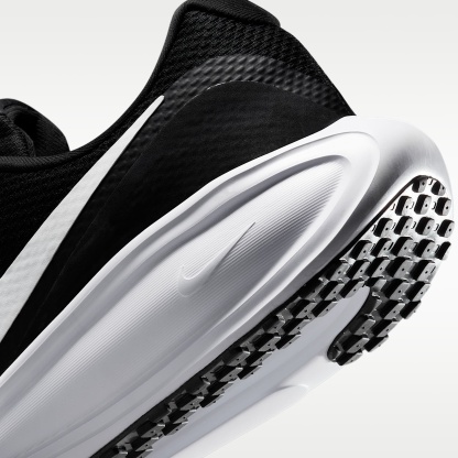 Nike Revolution 8 Straßenlaufschuh (Herren, weit) – Schwarz/Schwarz/Weiß
