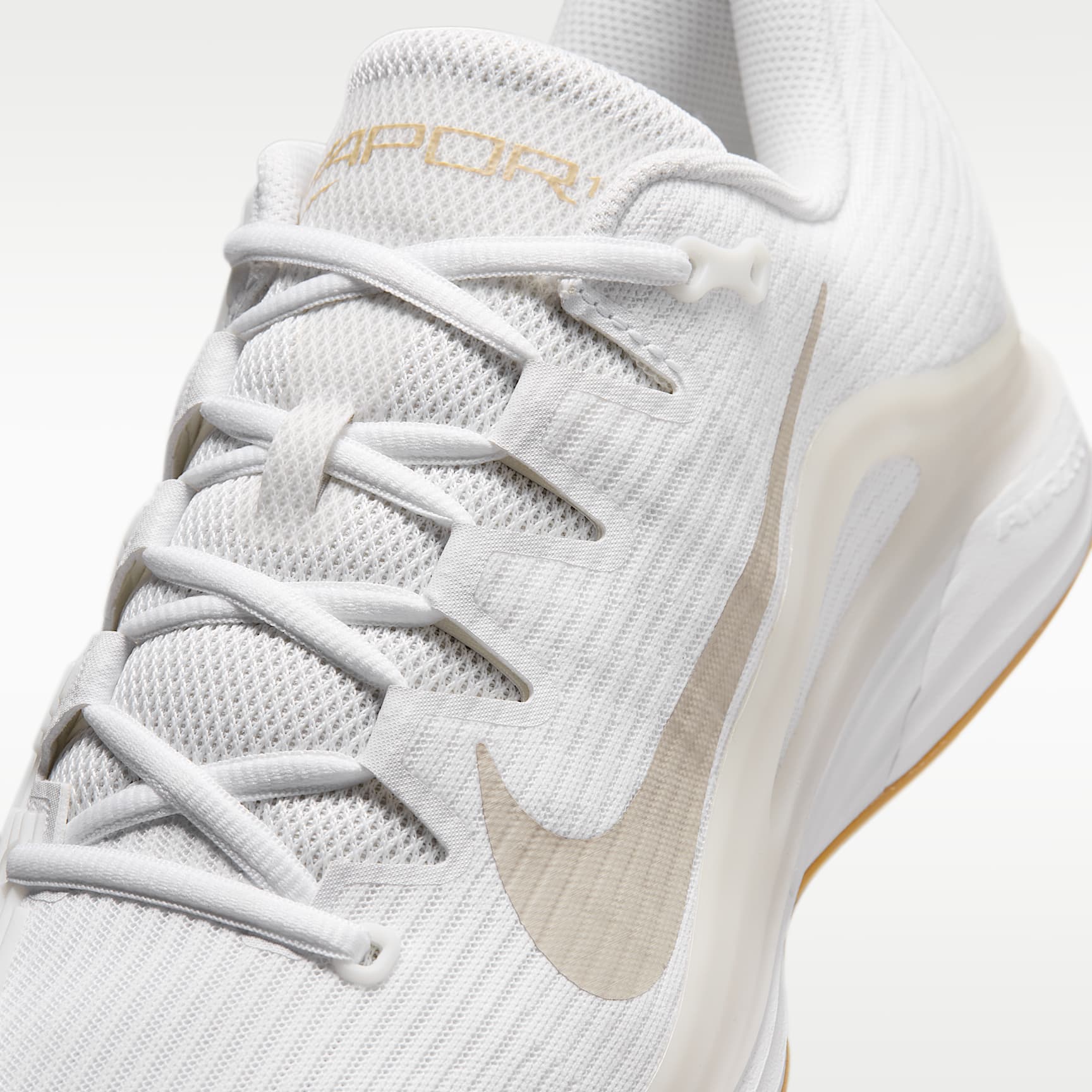 Nike Vapor 12 Clay Court Tennisschuh (Herren) – Weiß/Summit White/Linen/Light Orewood Brown